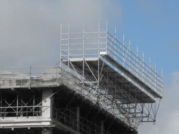 Cantilever scaffolding